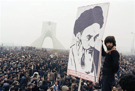 1979 års Islamiska Revolutionen; en turbulent omvälvning av Irans politiska och sociala landskap.